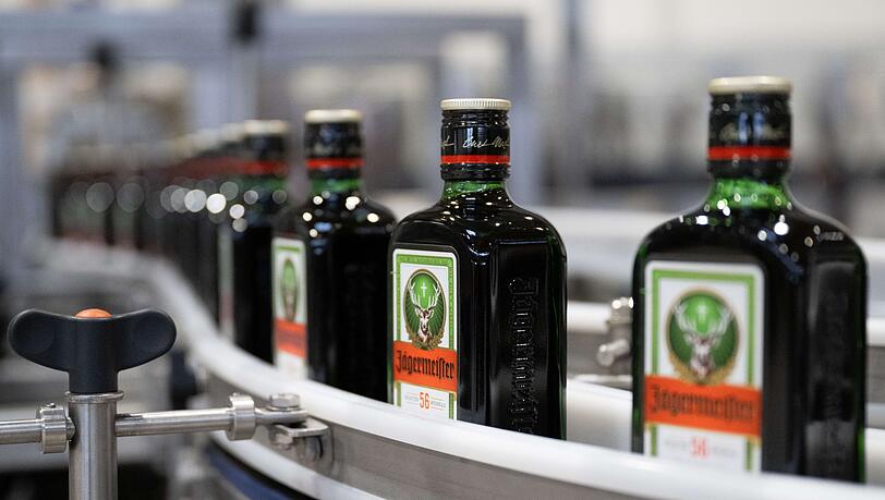 Jägermeister trotzt dem schwachen Markt und verkauft deutlich mehr Flaschen seines Kräuterlikörs. (Archivbild) Jägermeister trotzt dem schwachen Markt und verkauft deutlich mehr Flaschen seines Kräuterlikörs. (Archivbild)