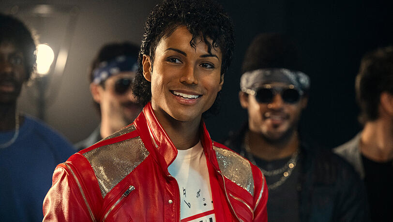 Jaafar Jackson als sein Onkel Michael Jackson in "Michael", der aktuell die Kinocharts anf&uuml;hrt.
