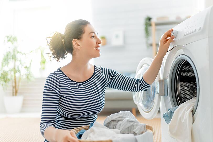 Auch Weichsp&uuml;ler l&auml;sst sich selbst herstellen. Daf&uuml;r wird eine Mischung 1:3 aus Wasser und Essig sowie zehn Tropfen &auml;therischen &Ouml;ls vermischt. Ein weiterer Tipp: Um wei&szlig;e W&auml;sche von Grauschleier zu befreien, hilft ein Essl&ouml;ffel Natriumpercarbonat. Dieser wird direkt auf die W&auml;sche in der Waschtrommel gegeben.