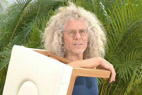 Nicht ohne seine Kopfstandbank: Alt-Hippie Rainer Langhans wollte auch im Dschungelcamp nicht darauf verzichten.