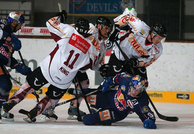 Am Boden: Der EHC und Bryan Adams.