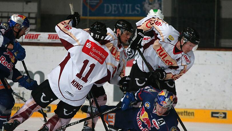 Am Boden: Der EHC und Bryan Adams. Am Boden: Der EHC und Bryan Adams.