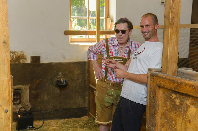 Rangelei im Heu, ein satter Griff in den Hosenlatz und dann doch noch ein Busserl: Beim Fotoshooting für das Trachtenlabel "Tu Felix Austria" hat Helmut Berger wieder fur Furore gesorgt. Die Bilder vom Tirolerhof des Tiergartens in Schönbrunn