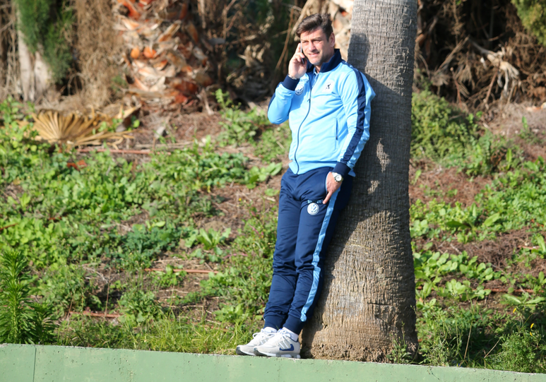 Arbeit unter Palmen: Sportchef Oliver Kreuzer im Löwen-Trainingslager in Estepona.