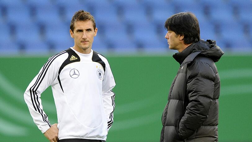 Zuschauen bei Jogi: Welche Rolle Miroslav Klose (l.) konkret im DFB-Tross einnimmt, ist noch nicht bekannt. Zuschauen bei Jogi: Welche Rolle Miroslav Klose (l.) konkret im DFB-Tross einnimmt, ist noch nicht bekannt.