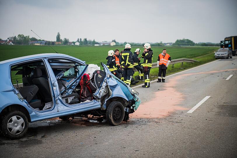 Ein 48-Jähriger stirbt bei einer Frontalkollision mit einem Lkw.