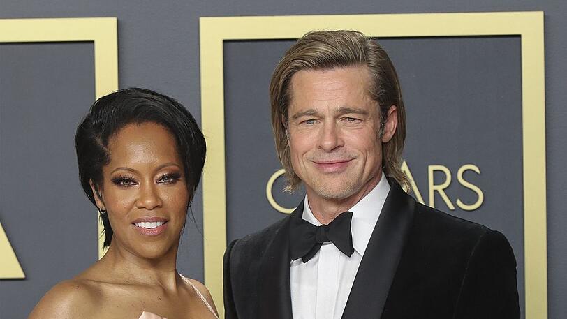 Brad Pitt zeigt in Begleitung von Regina King der Presse seinen Oscar als bester Nebendarsteller.