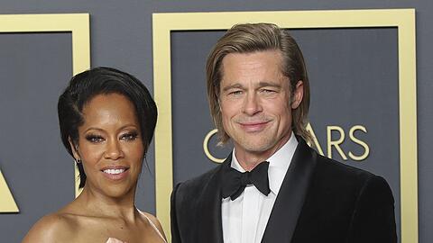 Brad Pitt zeigt in Begleitung von Regina King der Presse seinen Oscar als bester Nebendarsteller.