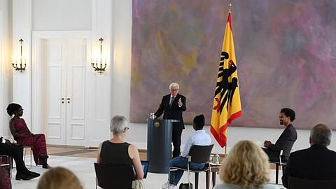 Bundespräsident Frank-Walter Steinmeier (M) bei der Diskussionsrunde im Schloss Bellevue.