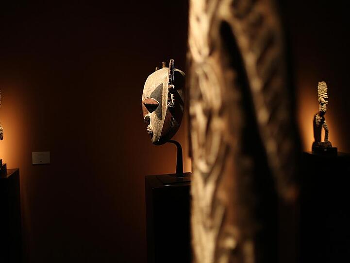 Eine Maske aus Papua-Neuguinea (m.) auf dem Stand der Galerie Monbrison in Maastricht.