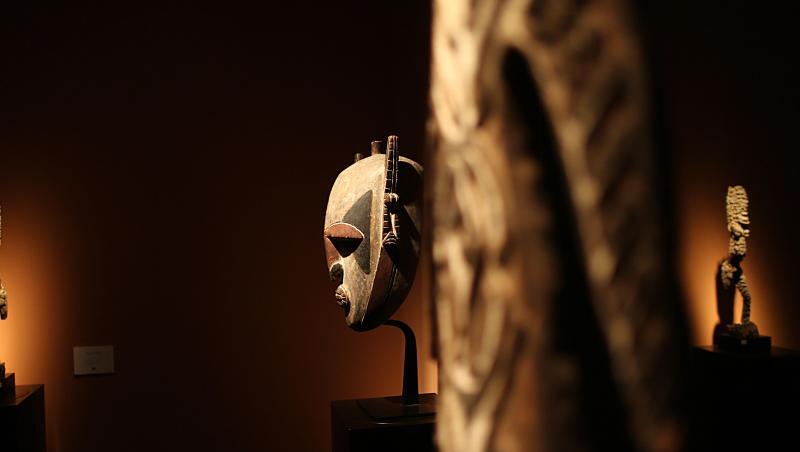 Eine Maske aus Papua-Neuguinea (m.) auf dem Stand der Galerie Monbrison in Maastricht.