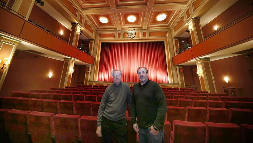 Die Kinobetreiber Fritz und Sohn Christoph Preßmar sowie der prächtige Kinosaal aus den 50er Jahren, der unter Denkmalschutz steht.