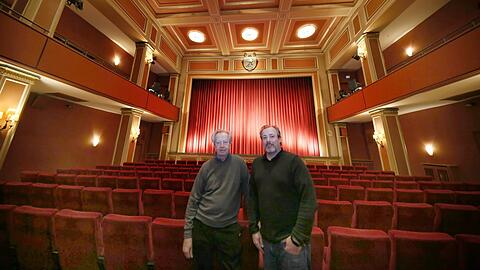 Die Kinobetreiber Fritz und Sohn Christoph Preßmar sowie der prächtige Kinosaal aus den 50er Jahren, der unter Denkmalschutz steht.
