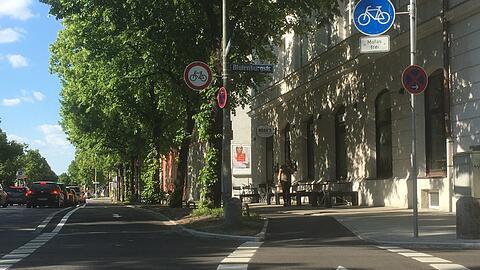 Ein neuer Radweg führt von der Landshuter Allee in die Blutenburgstraße. Auf einem breiten Radweg sollen die Fahrradfahrer schneller Richtung Innenstadt kommen.