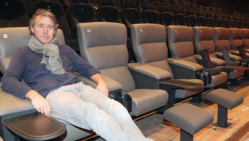 Kino-Chef Michael Wohlgemuth in einem der bereits fertig installierten Premiumsitze. Sie sind aus Leder, können leicht zurückgeklappt werden und haben eine Fußstütze sowie kleine Tische integriert.