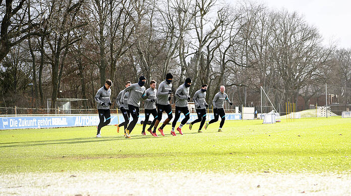 Einen Tag vor dem Spiel gegen den FC Bayern haben Chaoten das Training bei Hertha BSC gestört. (Symbolbild)