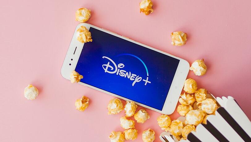 Ab 2023 soll es wohl auch in Deutschland ein günstigeres Abo bei Disney+ geben.