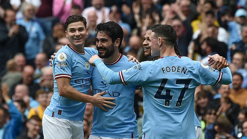 Citys Ilkay Gündogan (2.v.l) jubelt mit seinen Teamkollegen über sein Tor zum 2:0.