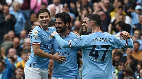 Citys Ilkay Gündogan (2.v.l) jubelt mit seinen Teamkollegen über sein Tor zum 2:0.