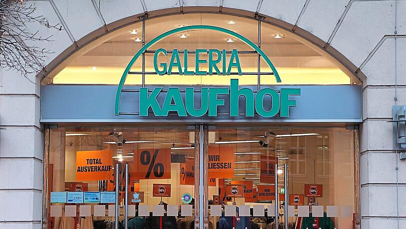 Schon ganz auf das Ende eingestellt: Die Galeria-Filiale in Augsburg wirbt für Rabatte beim "Totalausverkauf".