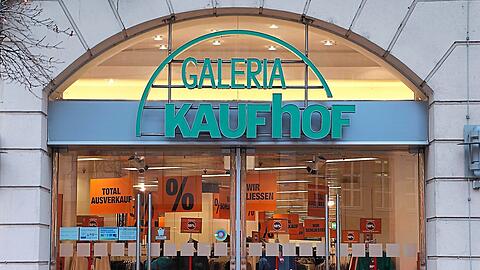 Schon ganz auf das Ende eingestellt: Die Galeria-Filiale in Augsburg wirbt für Rabatte beim "Totalausverkauf".