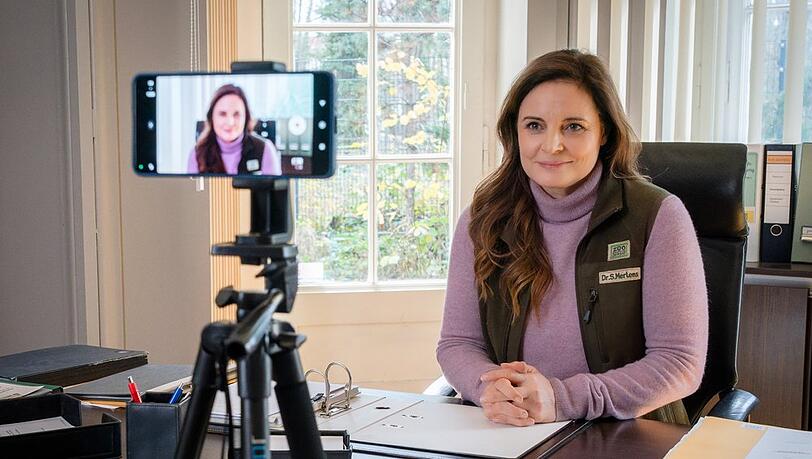 "Tierärztin Dr. Mertens: Die Zukunft ist ungeschrieben": Dr. Mertens (Elisabeth Lanz) wendet sich an die Öffentlichkeit.