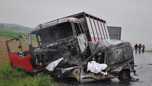 Der Renault krachte auf der Gegenfahrbahn mit einem Viehtransporter zusammen und fing sofort Feuer. Der Fahrer verbrannte. Der Renault krachte auf der Gegenfahrbahn mit einem Viehtransporter zusammen und fing sofort Feuer. Der Fahrer verbrannte.