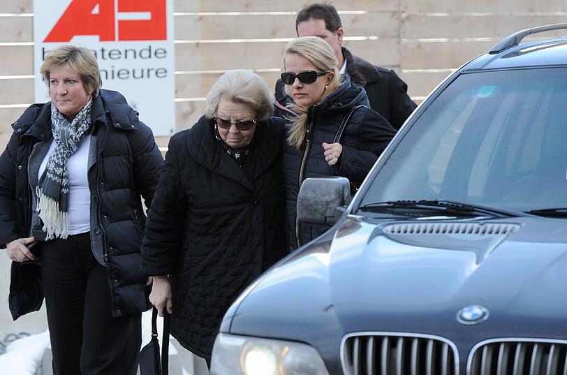 Frisos Mutter Beatrix und seine Frau Mabel schwer gezeichnet von der Sorge.