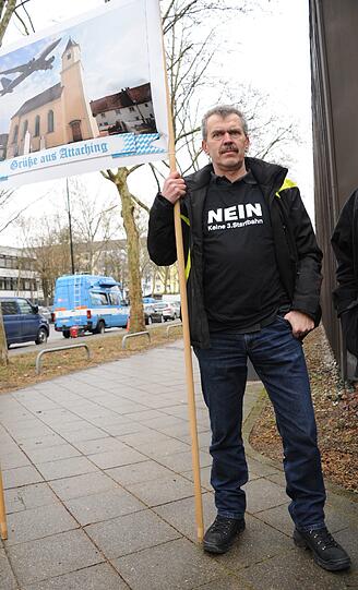 Korbinian Sgoff demonstriert mit anderen Startbahn-Gegnern gegen die dritte Piste im Erdinger Moos.