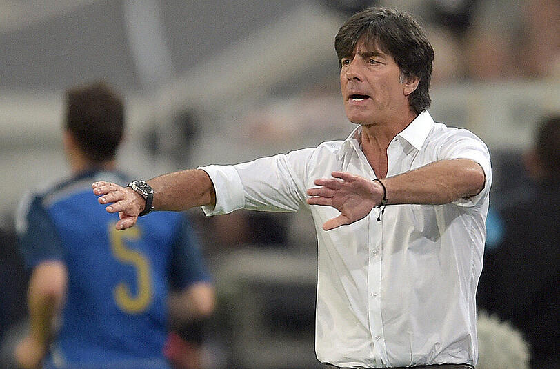 Bundestrainer Joachim Löw gestikuliert während dem Spiel gegen Argentinien am Spielfeldrand.