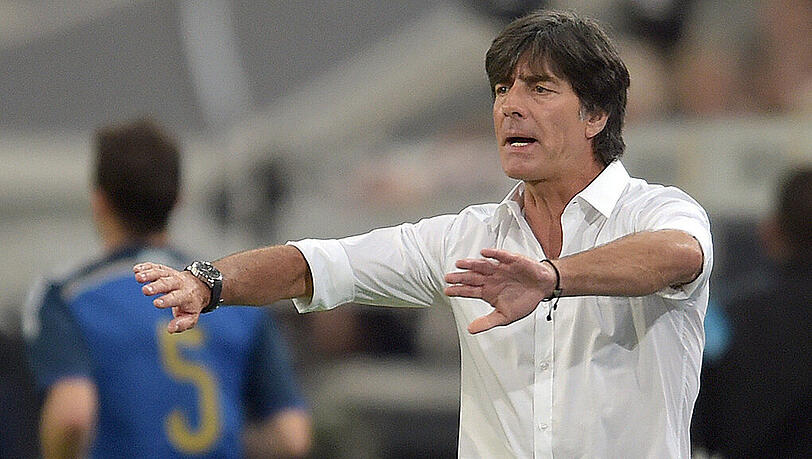 Bundestrainer Joachim Löw gestikuliert während dem Spiel gegen Argentinien am Spielfeldrand. Bundestrainer Joachim Löw gestikuliert während dem Spiel gegen Argentinien am Spielfeldrand.
