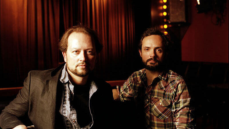 Jason und Dave mischen Folk, Country und Jazz. Jason und Dave mischen Folk, Country und Jazz.