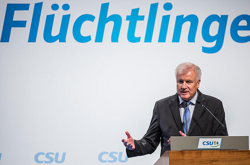 Horst Seehofer denkt angesichts der hohen Kosten in der Flüchtlingspolitik über eine Soli-Verlängerung nach.