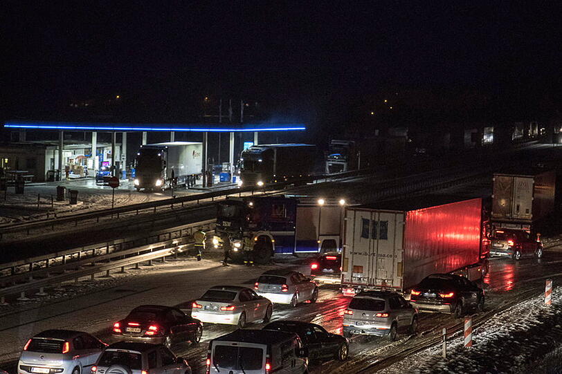 Bilder vom Donnerstagabend: Der Verkehr staut sich auf der A8.