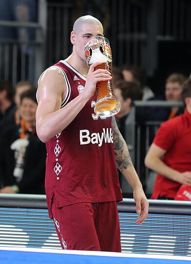 Die Basketballer des FC Bayern feiern ihren ersten Pokalsieg seit einem halben Jahrhundert! Die besten Bilder der feucht-fröhlichen Party...