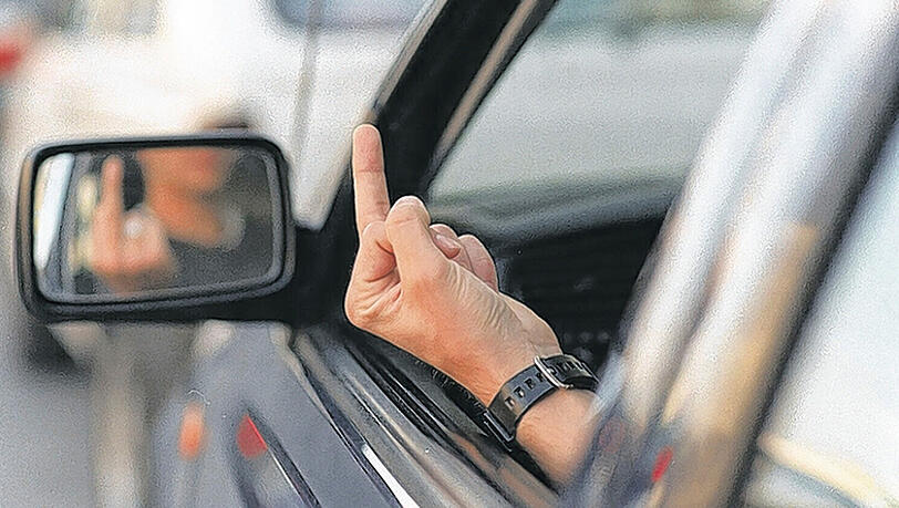 Der Audi-Fahrer zeigte dem Motorradler den Stinkefinger. (Archivbild) Der Audi-Fahrer zeigte dem Motorradler den Stinkefinger. (Archivbild)