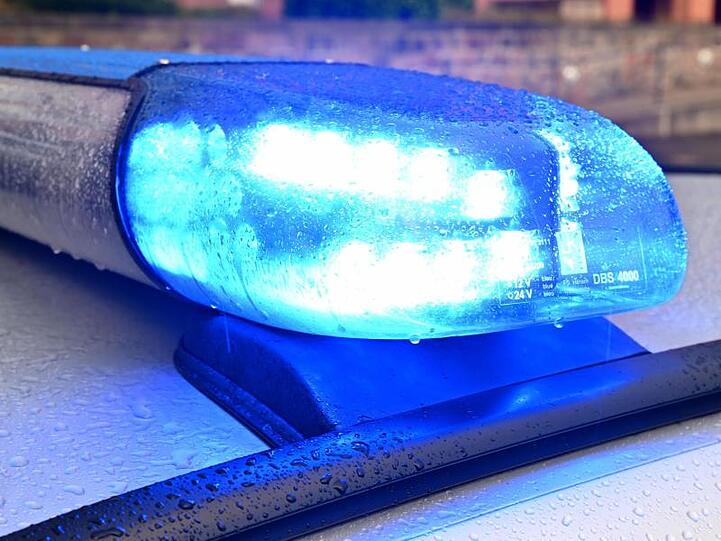 Ein Streifenwagen der Polizei steht mit eingeschaltetem Blaulicht. Foto: Carsten Rehder/dpa/Archivbild