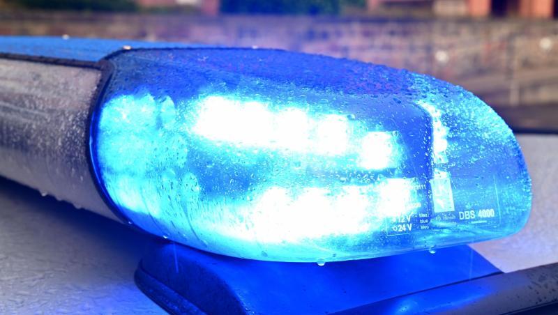 Ein Streifenwagen der Polizei steht mit eingeschaltetem Blaulicht. Foto: Carsten Rehder/dpa/Archivbild