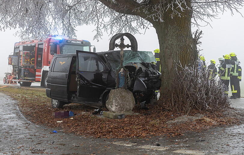 Tödlicher Unfall auf der TS 42 bei Palling. Die Fahrerin kam noch an der Unfallstelle ums Leben.