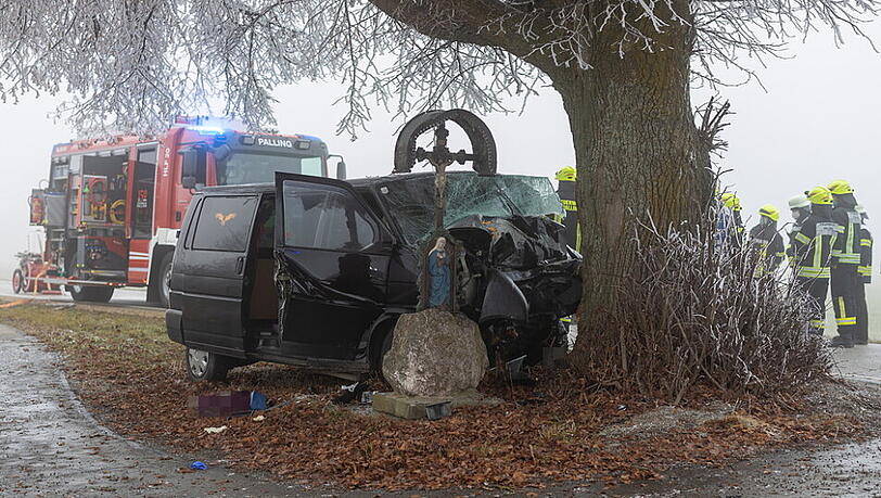 Tödlicher Unfall auf der TS 42 bei Palling. Die Fahrerin kam noch an der Unfallstelle ums Leben.