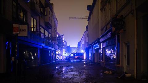 Ein Polizeiauto steht in der Kirchheimer Innenstadt, um Plünderungen zu verhindern.