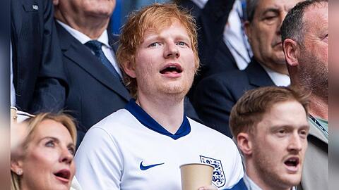 Ed Sheeran unterstützte Englands Fußballnationalmannschaft gegen die Slowakei live im Stadion.