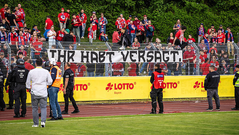 Enttäuschung bei den Fans der SpVgg Unterhaching: Nach dem Abstieg in die Regionalliga verpassten die Münchner Vorstädter auch noch den Sieg im Toto-Pokal.