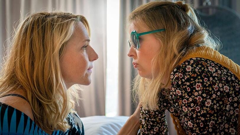 "Praxis mit Meerblick: Schwesterherz": Nora (Tanja Wedhorn, l.) ist da für ihre "kleine" Schwester Franziska (Tina Amon Amonsen).