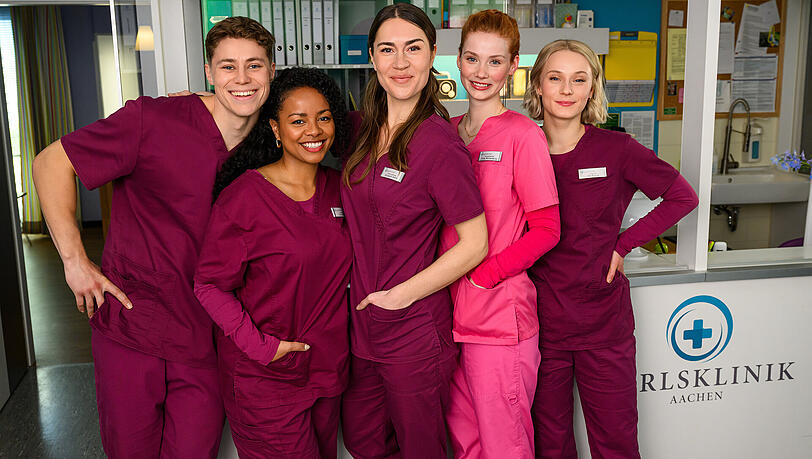 "Bettys Diagnose" im ZDF: Henrike Hahn (m.) h&auml;ngt ihre Titelrolle der "Elisabeth 'Betty' Hertz" an den Nagel.