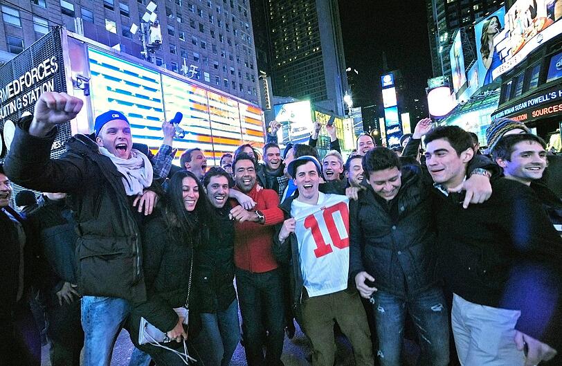 Nicht nur im Stadion, in ganz Amerika und der Welt fieberten die Fans beim sportlichen Ereignis der Superlative mit - am Times Square in New York herrschte nach dem Sieg der Giants absoluter Ausnahmezustand.