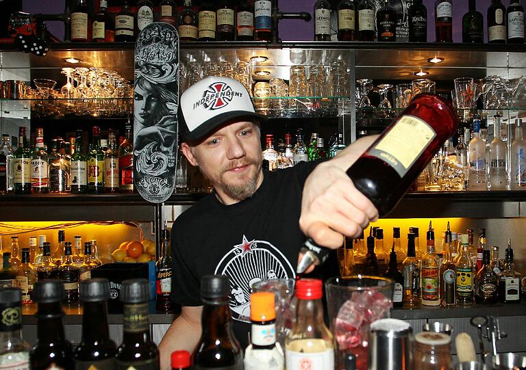 Voll bei der Sache: Richi Link testet neue Kombinationen &ndash; Cocktails sind seine Leidenschaft.