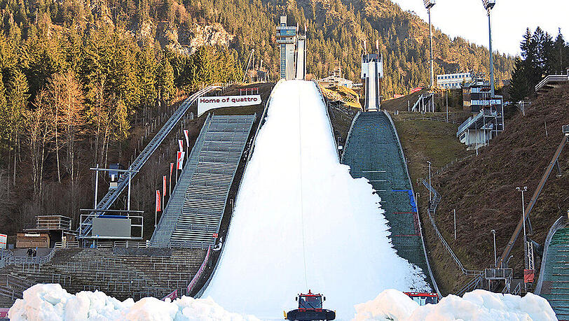 Die schneebedeckte Schanze in der so gar nicht verschneiten Landschaft inmitten von Oberstdorf. Die schneebedeckte Schanze in der so gar nicht verschneiten Landschaft inmitten von Oberstdorf.