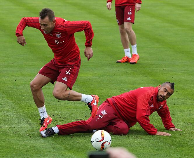 Zwei Kämpfer unter sich: Rechtsverteidiger Rafinha gegen den defensiven Mittelfeldspieler Arturo Vidal.