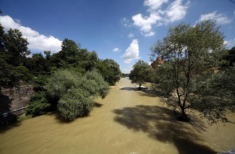 Blick von der Ludwigsbrücke am Sonntag: Die Isar führt Hochwasser. Sie ist gefährlich aufgewühlt.